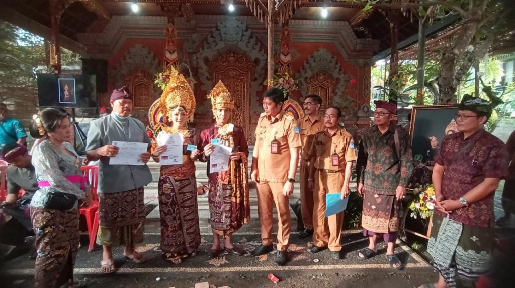 Efektifkan Pelayanan Masyarakat dalam Penerbitan Akta Perkawinan dan KTP Melalui Dalung Smartvillage